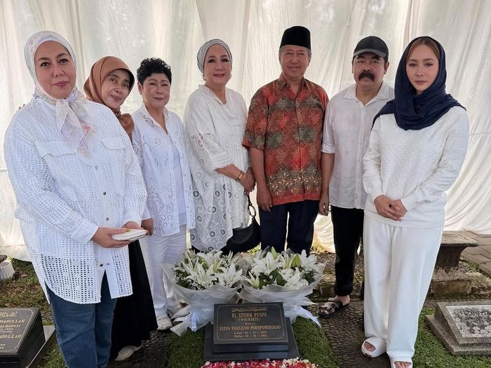 Inul Daratista berziarah ke makam Titik Puspa.