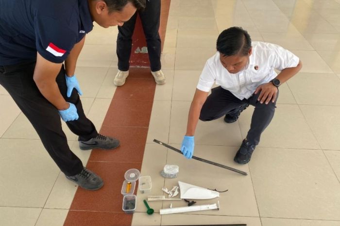 Kronologi siswa SMP di Siak tewas kena ledakan senapan rakitan saat ujian praktik sains, begini kata polisi. 