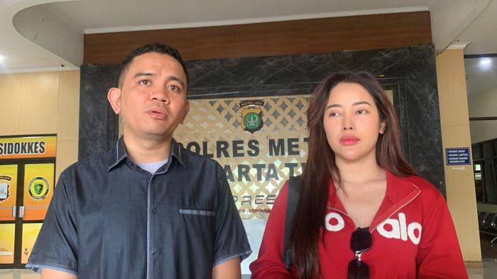 Dewi Wulan di Polres Jakarta Timur, Minggu (12/4/2026).