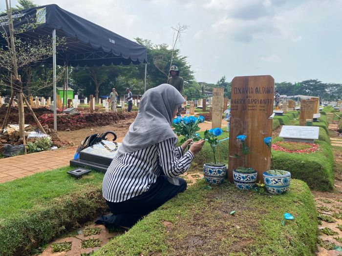 Orang tua mendiang Vidi Aldiano, Harry Kiss dan Besbarini ziarah makam pada Selasa (14/4/2026)