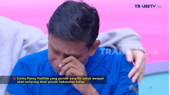 Tangis Fanny Fadillah pecah saat menceritakan kondisi perekonomiannya yang terpuruk sejak pandemi covid.