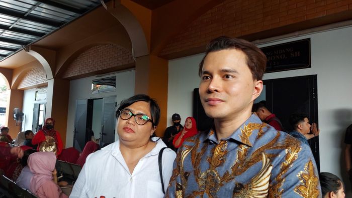Dhea, manajer Nikita Mirzani, serta dr. Oky Pratama di Pengadilan Negeri Jakarta Selatan, Rabu (15/4/2026).