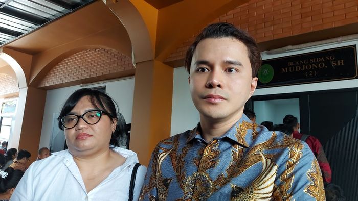 Dhea, manajer Nikita Mirzani dan dr. Oky Pratama di Pengadilan Negeri Jakarta Selatan, Rabu (15/4/2026).