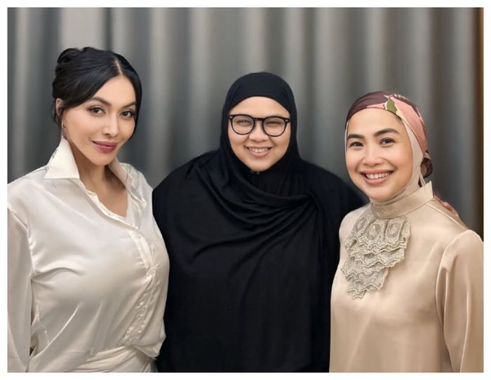 Denada memperlihatkan kedekatannya dengan Feni Rose dan manajernya, Risna Ories.  