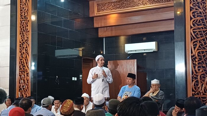 Habib Jafar beri tausiah di acara 40 harian Vidi Aldiano, di Masjid Nurul Hidayah di kawasan Tanah Kusir, Jakarta Selatan pada Sabtu (18/4/2026).
