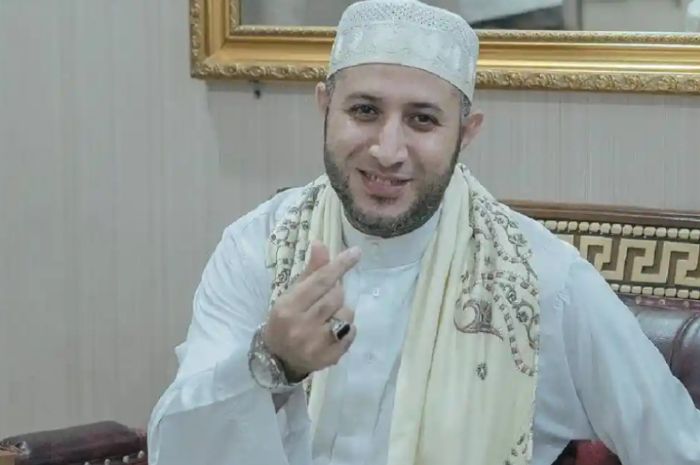 Simak profil Syekh Ahmad Al Misry, pendakwah yang dilaporkan atas dugaan pelecehan terhadap 5 santri laki-laki.