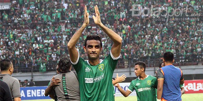 Bek Persebaya Surabaya, Otavio Dutra, membalas tepuk tangan penonton usai laga melawan Madura United