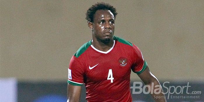  Bek timnas Indonesia, Victor Igbonefo, saat tampil melawan Laos di ajang AFF Cup 2014 di Stadion Ha