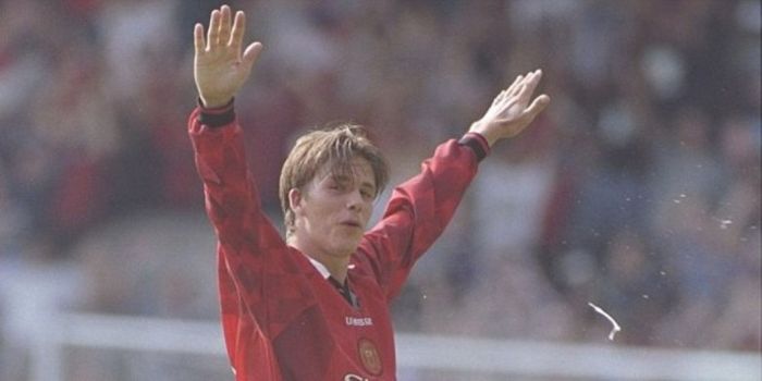 David Beckham mencetak gol dari jarak jauh ke gawang Wimbledon pada pertandingan perdana musim 1996-