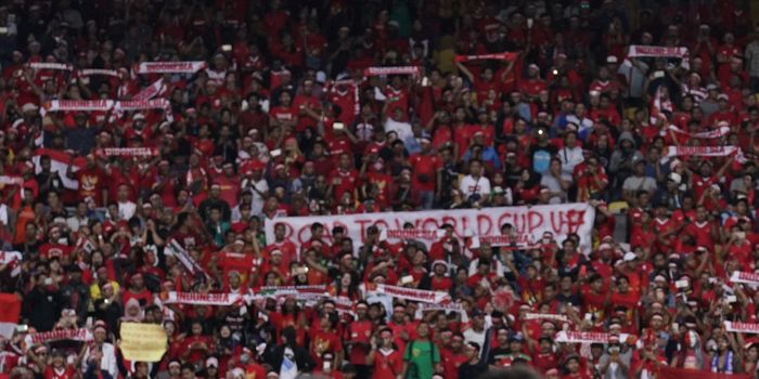    Suporter Indonesia memberikan dukungan dari tribune Stadion Bukit Jalil saat laga Timnas U-16 Ind