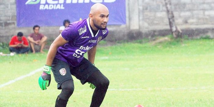 Mantan kiper Persiba Balikpapan, Alfonsius Kelvan, mengikuti seleksi di Lapangan Trisakti, Legian, B