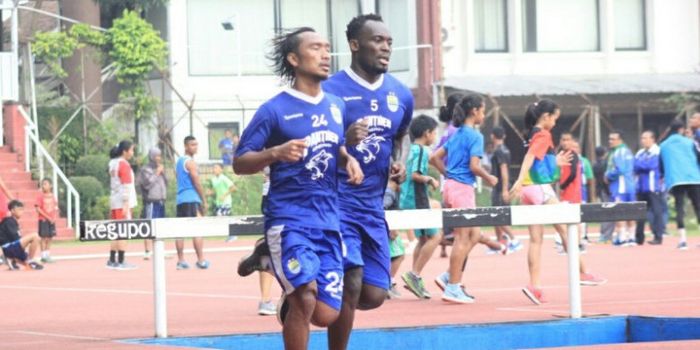 Gelandang Persib, Michael Essien (kanan) dan Hariono (kiri)&lrm; menjalankan program latihan di lintasan