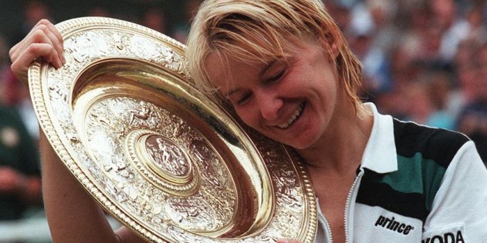 Petenis tunggal putri asal Republik Ceska, Jana Novotna, melakukan selebrasi bersama trofi Wimbledon