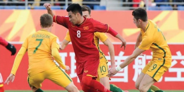  Pemain timnas U-23 Vietnam dan Australia berduel dalam laga Piala Asia U-23 2018 di Stadion Kunshan