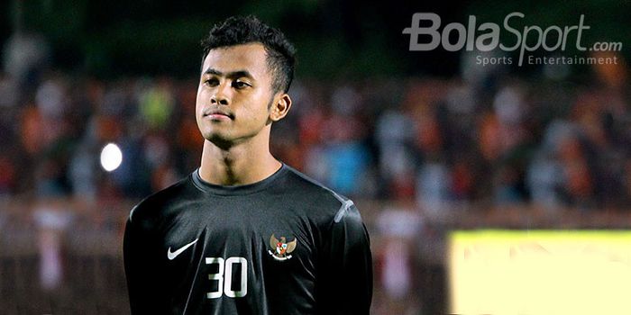  Kiper Timnas U-19, Muhammad Aqil Savik, berpose menjelang dimulainya laga uji coba melawan Persibo 