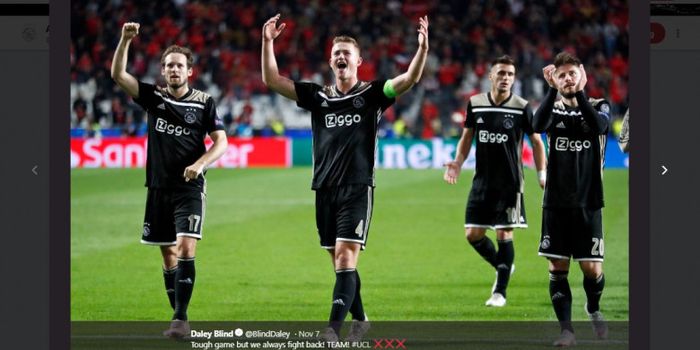 Bek Ajax Amsterdam, Matthijs de Ligt (tengah), bersama rekan-rekannya, dalam laga Liga Champions kon