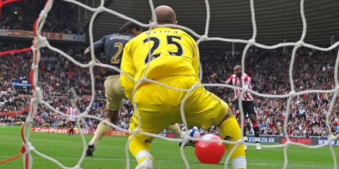 Kiper Liverpool, Pepe Reina tak menyangka laju bola sepakan striker Sunderland, Darren Bent bisa ber