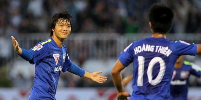 Gelandang muda Vietnam, Nguyeng Tuan Ahn (kiri) saat masih membela klub V-League 1, Ho&agrave;ng Anh Gia La