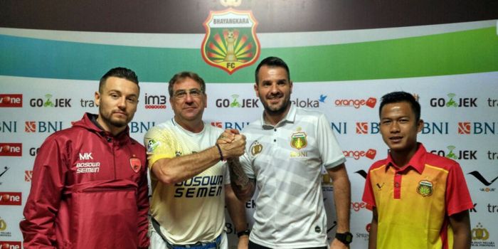 Gelandang PSM, Marc Klok (kiri) bersama pelatih Robert Rene Albert (kedua dari kiri), dan pelatih Bh