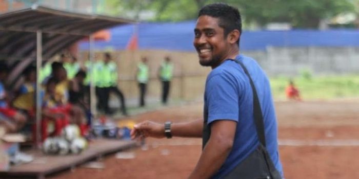 Pelatih PSBI, Purwanto Suwondo tersenyum usai timnya menang atas Martapura FC di Stadion Gelora Pena