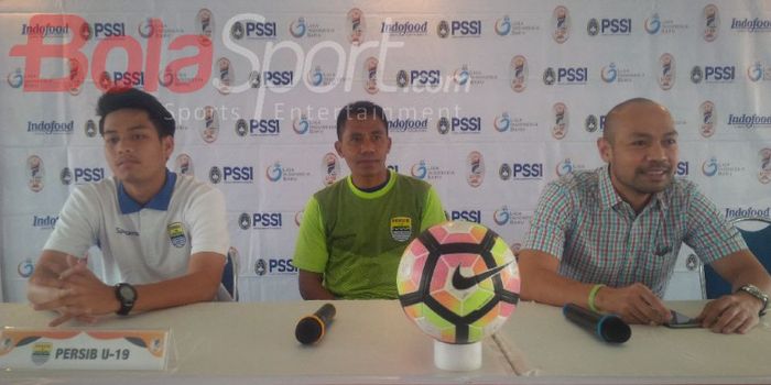 Pelatih Persib U-19, Budiman (tengah) ditemani pemainnya Wildan Ramdani &lrm;(kiri) saat jumpa pers di G