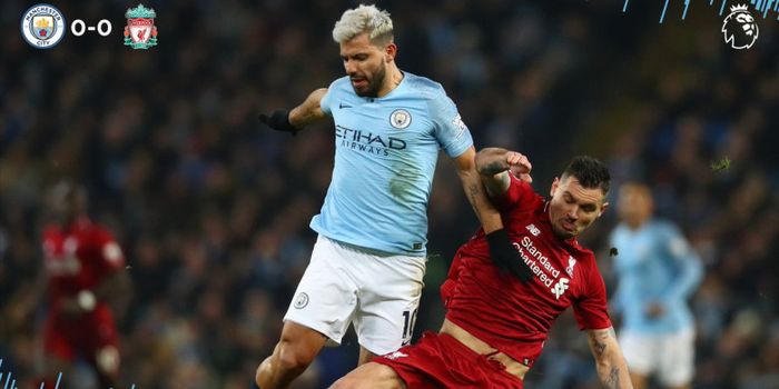 Penyerang Manchester City, Sergio Aguero (kiri), berduel dengan bek Liverpool FC, Dejan Lovren