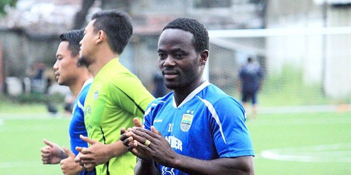 Gelandang asal Liberia, Erick Weeks Lewis dalam latihan Persib di lapangan Lodaya, Bandung, Selasa (