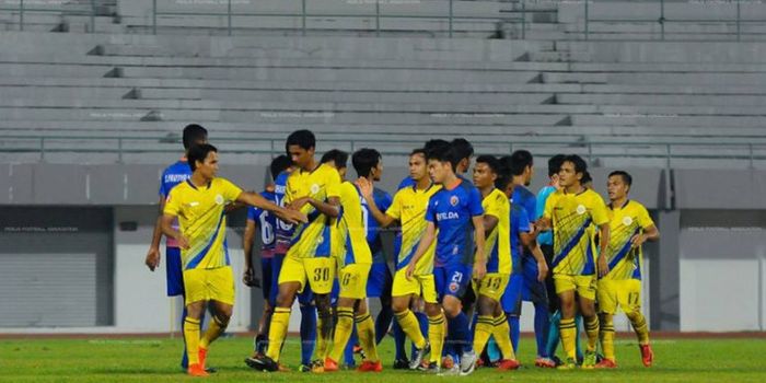 Para pemain Perlis FA (kaus kuning) bersalaman dengan pilar Young Fighters pada laga Liga FAM 2018 d