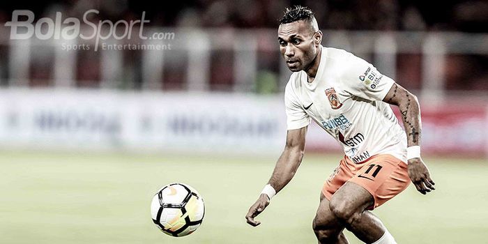  Aksi gelandang Borneo FC, Titus Bonai, saat menggiring bola dalam laga pekan keempat Liga 1 2018 me