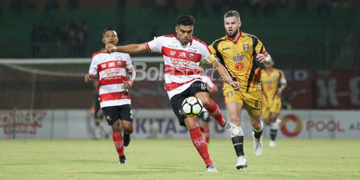    Kapten Madura United, Fabiano Beltrame, saat tampil dalam pertandingan Liga 1 melawan Mitra Kukar