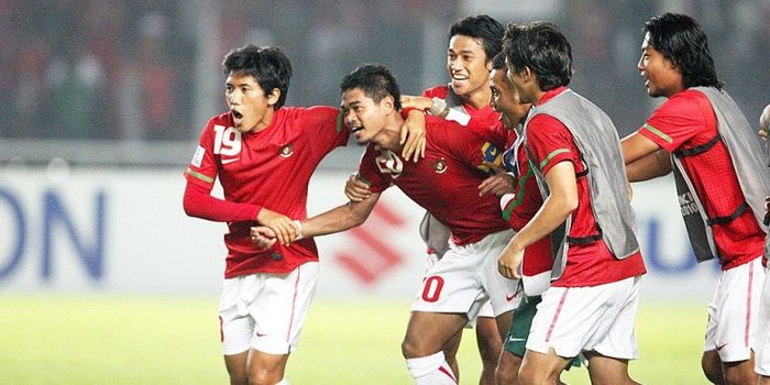  Striker timnas Indonesia, Bambang Pamungkas, bersama rekan-rekannya merayakan gol saat melawan Thai