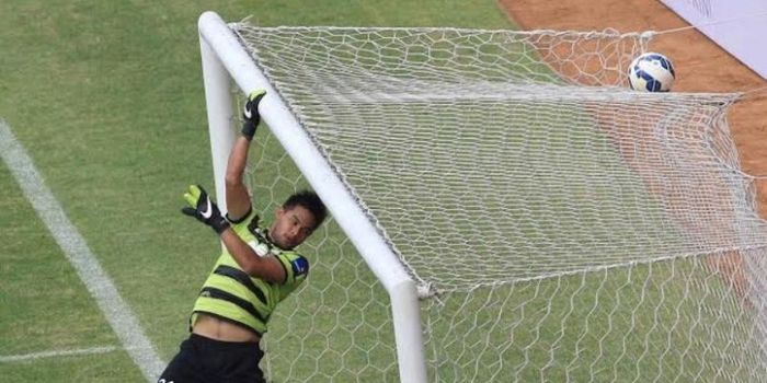 Kiper Andritany Ardhiyasa saat membela timnya pada Trofeo Persija di SUGBK, 9 April 2016. 