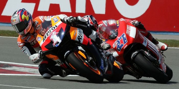 Pebalap tim Repsol Honda, Nicky Hayden, berada di depan pebalap tim Ducati Marlboro, Casey Stoner, s