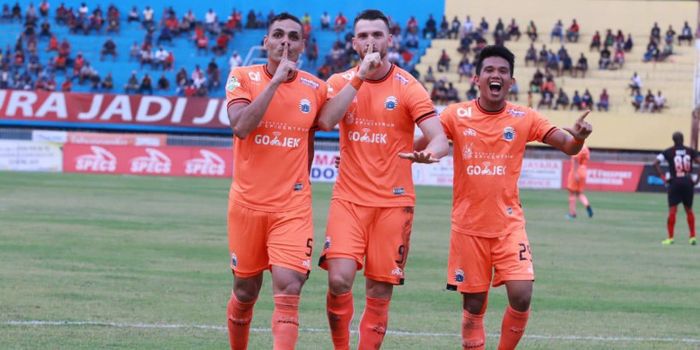    Pemain Persija Jakarta, Jaimerson Xavier, Marko Simic, dan Sandi Sute, setelah merayakan gol ke g