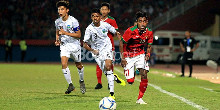 Gelandang timnas U-16 Indoesia, Hamsa Lestaluhu (kanan), adu lari dengan pemain Timor Leste pada lag