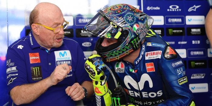 Valentino Rossi berdiskusi dengan Silvano Galbusera saat tes pramusim MotoGP 2018 di Sirkuit Sepang,