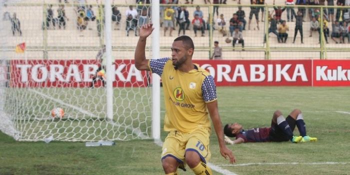 Selebrasi Luiz Junior seusai mencetak gol ke gawang Persela Lamongan di Stadion 17 Mei, Banjarmasin,