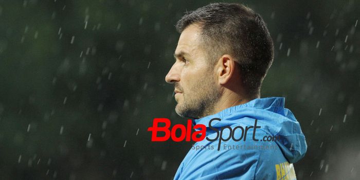  Pelatih Bhayangkara FC Simon McMenemy mengamati timnya saat dikalahkan Persib Bandung pada pekan ke