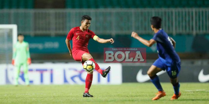 Kapten timnas u-19 Indonesia, Nurhidayat Haji Harris, beraksi pada laga kontra Thailand di ajang PSS