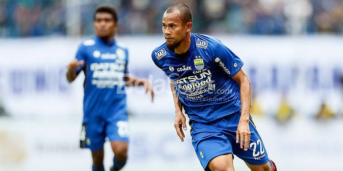 Aksi bek Persib Bandung, Supardi Nasir, saat tampil melawan Sriwijaya FC pada partai pembukaan Piala