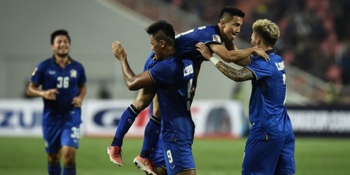 Pemain Thailand, Chanatip Songkrasin, digendong rekan setimnya setelah mencetak gol kontra Myanmar d