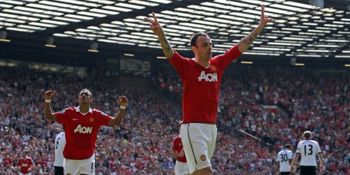 Striker Manchester United, Dimitar Berbatov (kanan), merayakan gol yang dia cetak ke gawang Fulham d