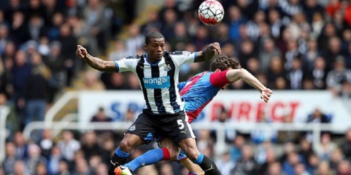 Georginio Wijnaldum dan Yohan Cabaye berebut bola di udara saat Newcastle United menjamu Crystal Pal
