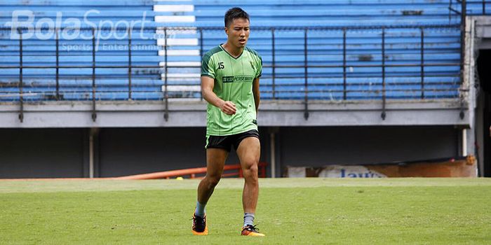 Arthur Irawan saat mengikuti latihan rutin Persebaya.