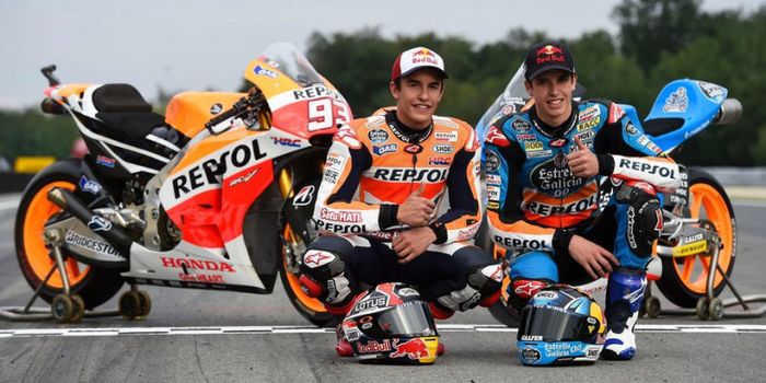 Marc Marquez (kiri) dan Alex Marquez (kanan) pernah menjadi juara dunia di kelas MotoGP berbeda pada musim yang sama.