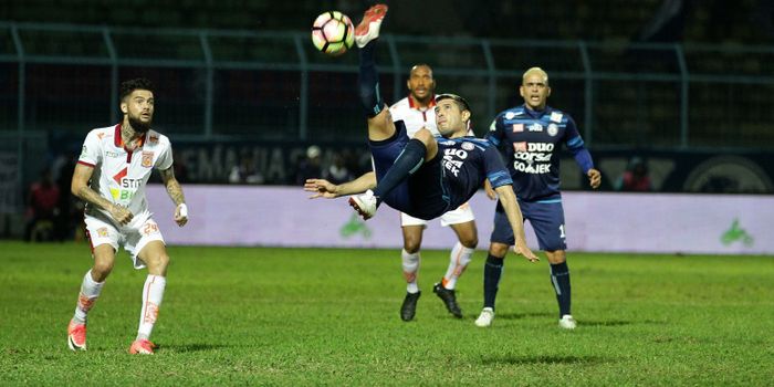 Aksi gelandang Arema FC, Esteban Vizcarra (tengah), pada laga pekan ke-17 Liga 1 kontra Borneo FC di