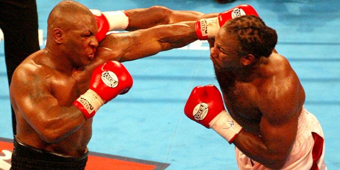 Pertarungan antara Mike Tyson dan Lennox Lewis yang berlangsung di The Pyramid, Tennessee (8/6/2006)