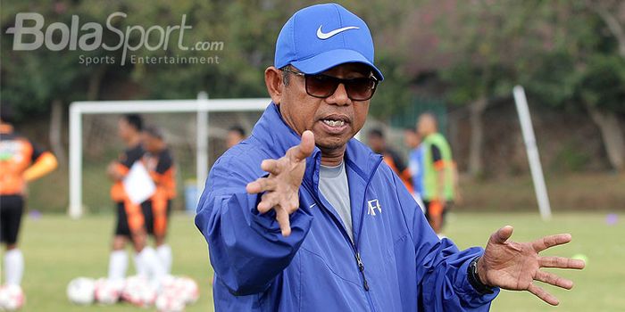 Emral Abus saat melatih Persib Bandung.