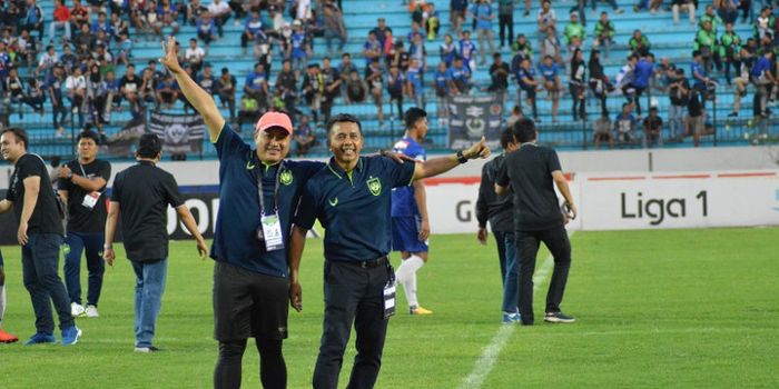    Pelatih PSIS Semarang, Jafri Sastra (kanan) dan pelatih fisik Budi Kurnia (kiri) setelah laga PSI