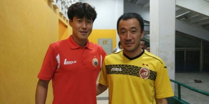 Hong Soon-hak (kanan) dan Yu Hyun-koo (kiri) saat bersua di depan ruang ganti pemain Stadion Utama G